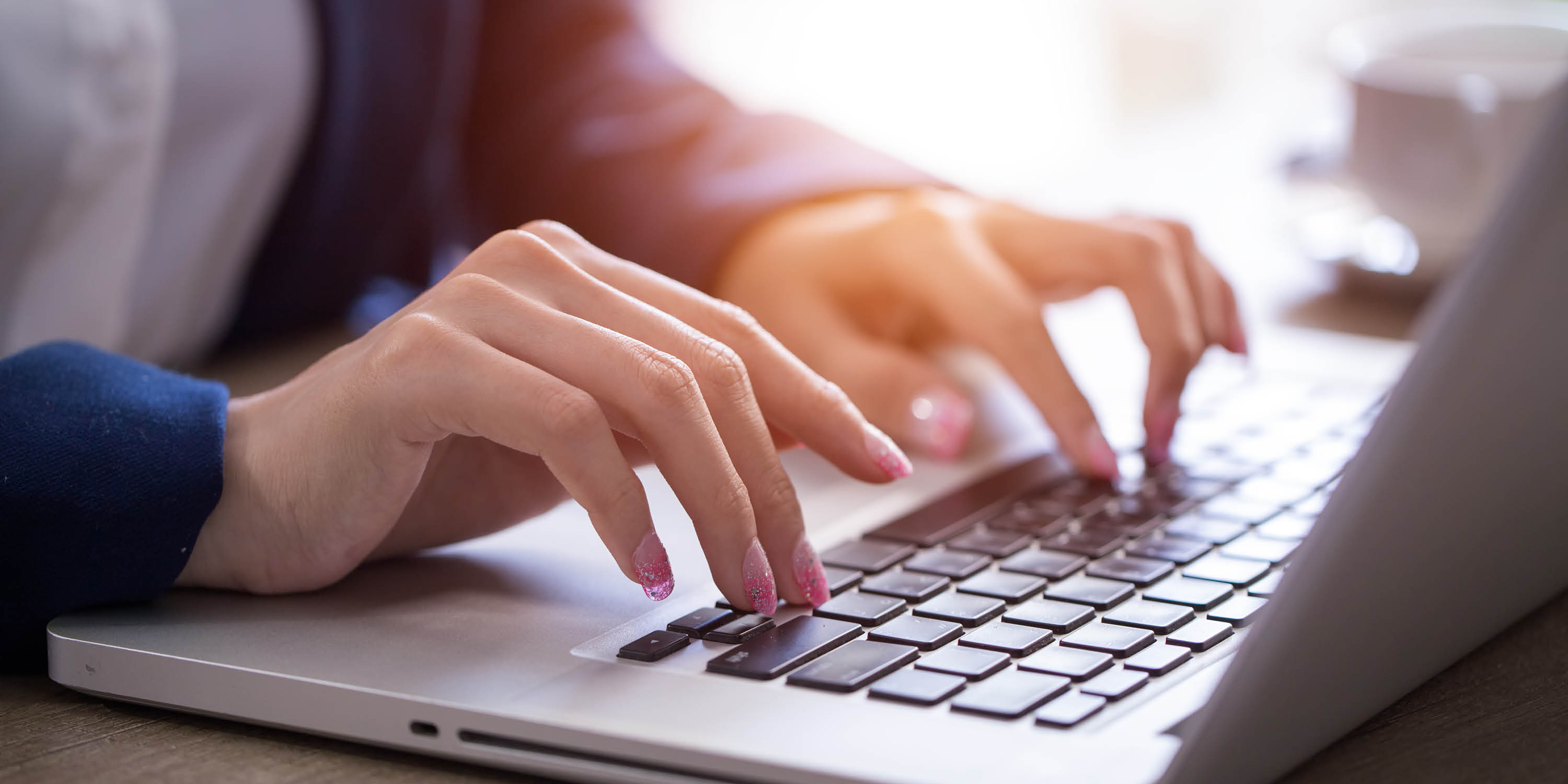 Working keyboard. Девушка печатает на клавиатуре. Гаджеты для компьютера. Хакер фишинг. Using your keyboard.