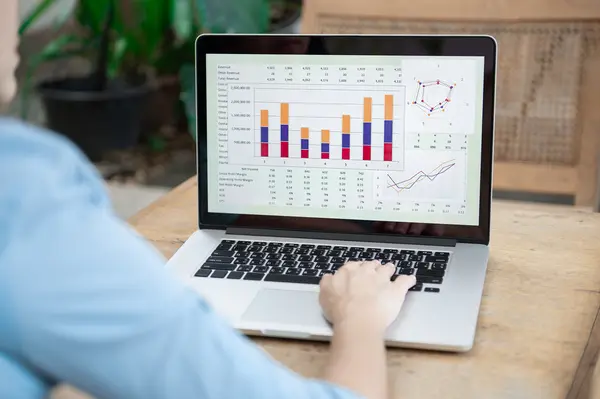 Person arbetar med excel