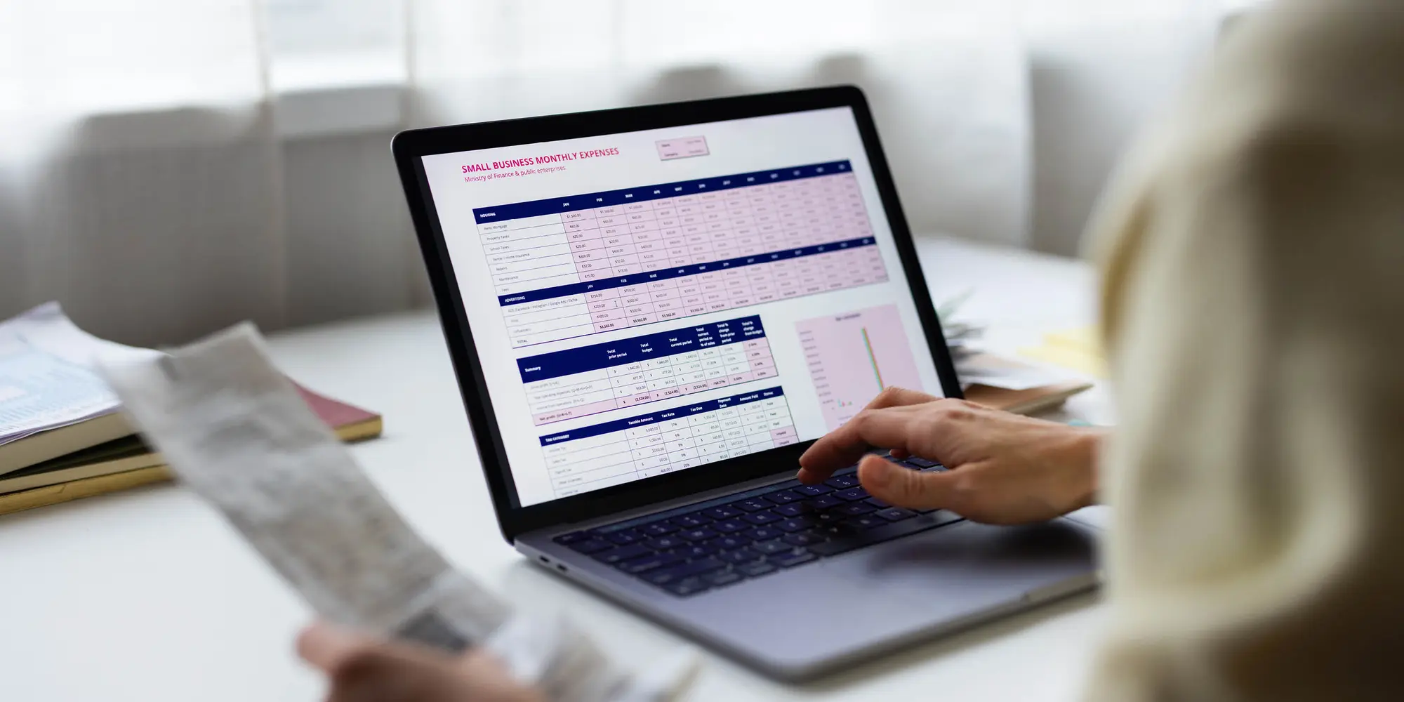 Person arbetar framför dator