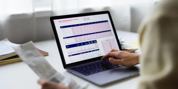 Person arbetar framför dator