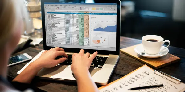 Person arbetar med excel