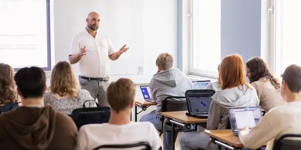 Elever och lärare i klassrum