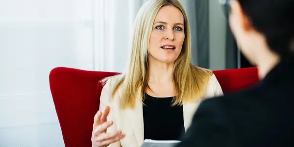 Kvinna pratar med annan kvinna
