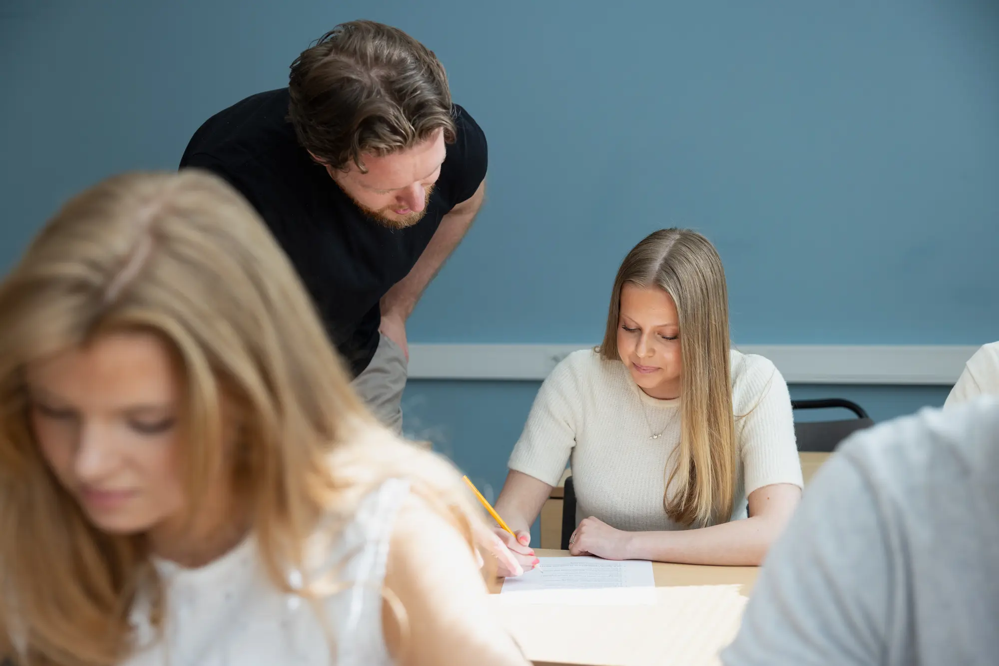 Elever och lärare i klassrum